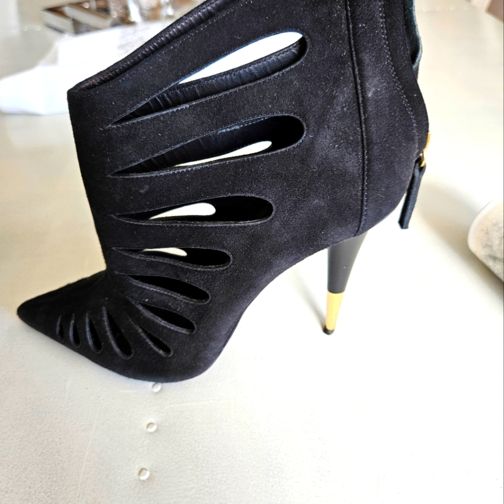 Elegant Black Stiletto Heel by [Brand]